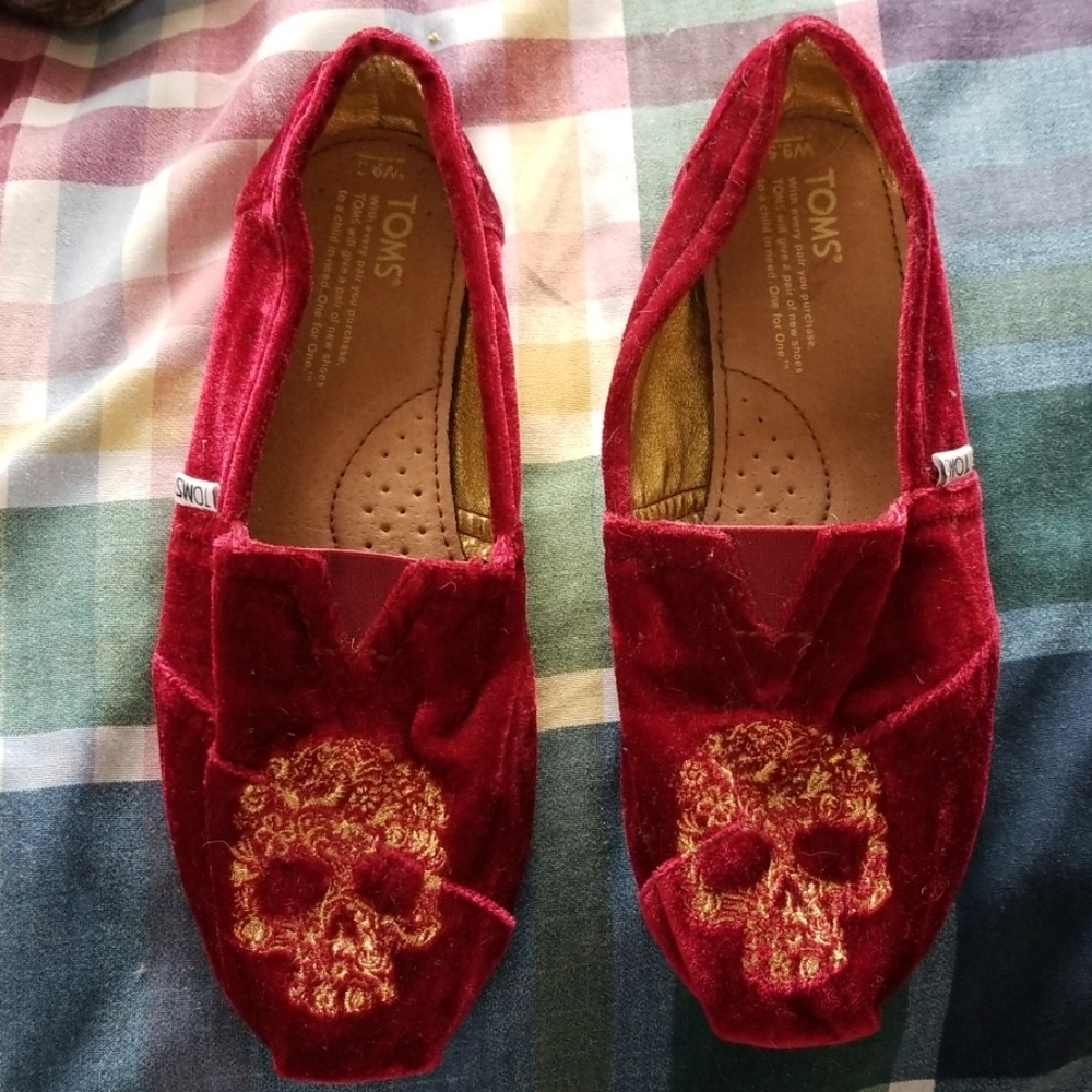 Tom's velvet embroidered skull slip ons Size 9.5